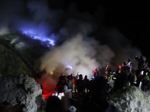 mount bromo ijen crater tour