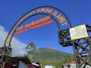 mount slamet trekking tour
