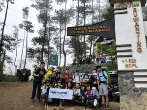 mount merbabu hiking tour via suwanting